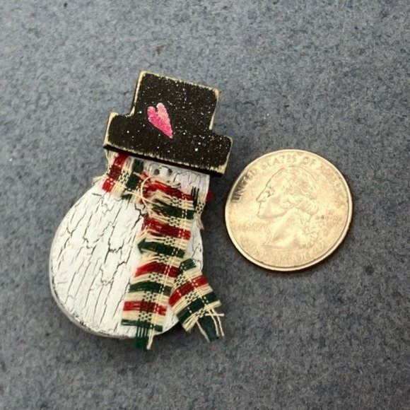 Christmas Pin Brooch Snowman Wood Green Red Plaid Scarf Black Hat Crackle Rustic - Picture 1 of 5
